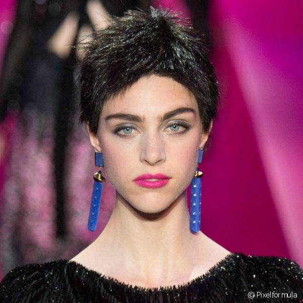 O rosa-shocking apareceu de forma ultra elegante nos lábios das modelos do desfile da marca de alta-costura Armani Privé